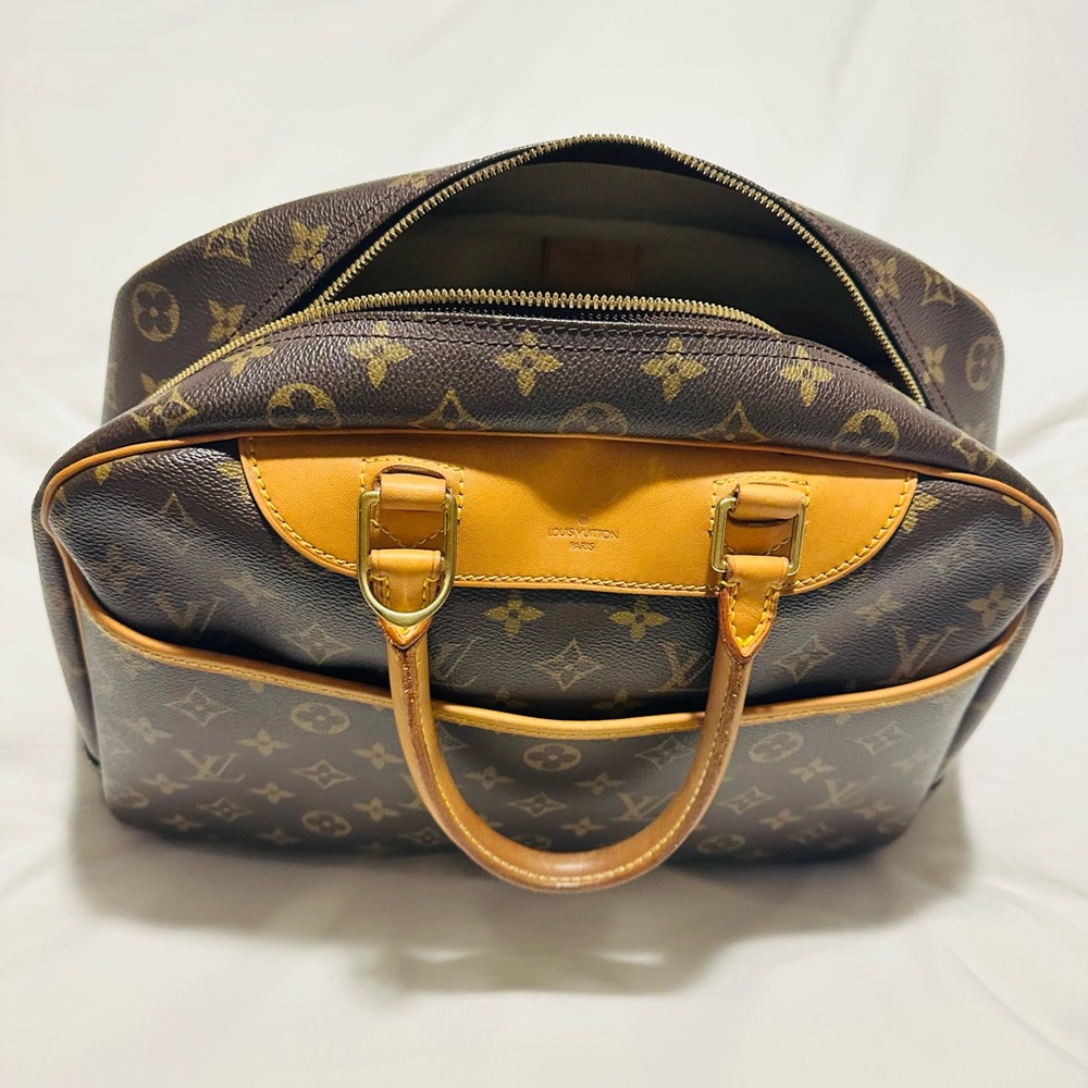 100% Authentic Louis Vuitton Deauville